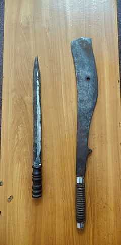 பல்லடம் பேருந்து நிலையத்தில்
ஆயுதங்களுடன் இளைஞா் கைது