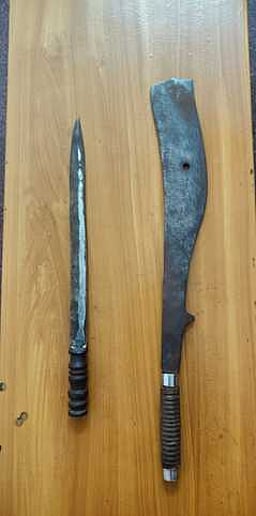 பல்லடம் பேருந்து நிலையத்தில்
ஆயுதங்களுடன் இளைஞா் கைது