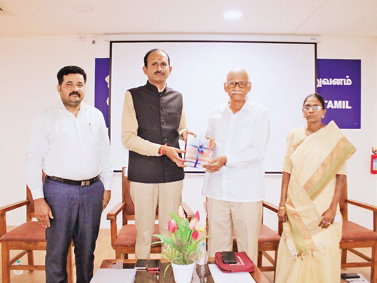 செம்மொழித் தமிழாய்வு மத்திய நிறுவன இயக்குநர் இரா.சந்திரசேகரனுடன்...