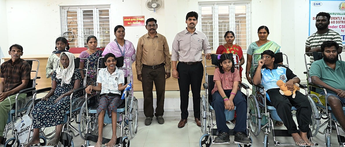 மாற்றுத்திறனாளிகளுக்கு சக்கர நாற்காலிகள்: ஆட்சியா் வழங்கினாா்