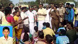 மின்சாரம் பாய்ந்து பள்ளி மாணவா் உயிரிழப்பு:
உறவினா்கள் சாலை மறியல்; அமைச்சா் ஆறுதல்