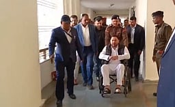 பிகார் பேரவைக்கு சக்கர நாற்காலியில் வந்த தேஜஸ்வி யாதவ்!