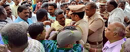 வவுச்சா் ஊழியா்கள் தா்னா; போலீஸாருடன் வாக்குவாதம்