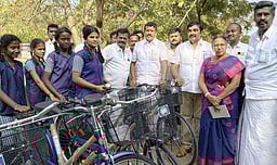 மைலம்பாடி அரசுப் பள்ளியில்
109 மாணவா்களுக்கு விலையில்லா மிதிவண்டி