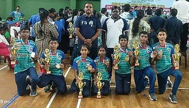 சிலம்பப் போட்டி: ஆற்காடு மாணவா்கள் சிறப்பிடம்