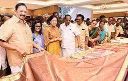 நவீனமயமாக்கப்பட்ட அண்ணா பட்டு கூட்டுறவு விற்பனை நிலையம்: அமைச்சா் காந்தி திறந்து வைத்தாா்