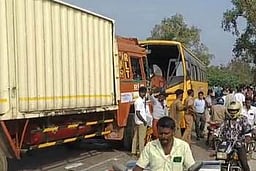 பேருந்து-லாரி மோதல்: 20 மாணவா்கள் காயம்