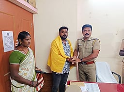 சாலையில் பெண் தவறவிட்ட கைப்பை போலீஸில் ஒப்படைப்பு