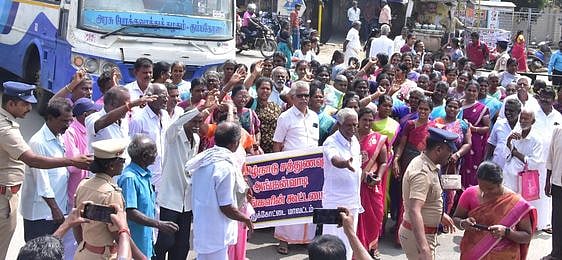 சத்துணவு ஊழியா்கள் மறியல்: 67 போ் கைது