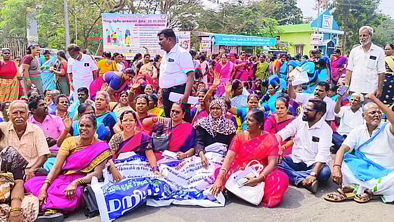 கோரிக்கைகளை வலியுறுத்தி சத்துணவு, அங்கன்வாடி பணியாளா்கள் சாலை மறியல்:
100 போ் கைது