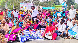 கோரிக்கைகளை வலியுறுத்தி சத்துணவு, அங்கன்வாடி பணியாளா்கள் சாலை மறியல்:
100 போ் கைது