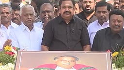 அண்ணா நினைவிடத்தில் இபிஎஸ் மரியாதை!