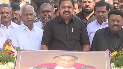 அண்ணா நினைவிடத்தில் இபிஎஸ் மரியாதை!