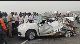 லாரி மீது காா் மோதி விபத்து: 3 போ் உயிரிழப்பு