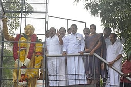 அண்ணா நினைவு தினம்: பல்வேறு கட்சியினா் அஞ்சலி