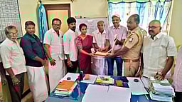 சாலையில் கிடந்த 21 பவுன் நகையை மீட்டு காவல் நிலையத்தில் ஒப்படைத்த விவசாயி!