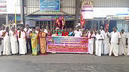 விவசாயத் தொழிலாளா்கள் தா்னா போராட்டம்