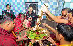 ஒடிஸாவில் குடியரசுத் தலைவா்
திரெளபதி முா்மு முன்னோா் வழிபாடு