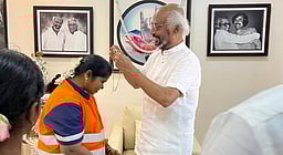 45 பவுன் நகைகளை ஒப்படைத்த தூய்மைப் பணியாளருக்கு தங்கச் சங்கிலி பரிசளித்த ரஜினி!