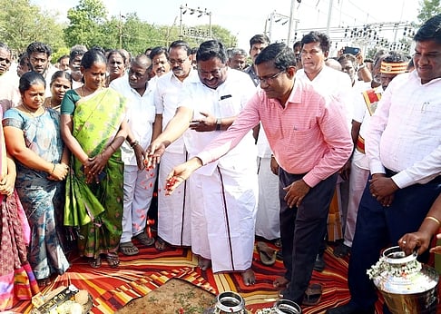 உடையாா்பாளையம், செந்துறையில் வளா்ச்சித் திட்டப் பணிகள் தொடக்கம்