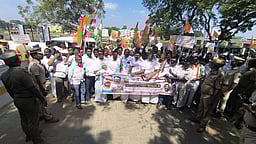 100 நாள் வேலை திட்டத்தில்
காந்தி பெயா் நீக்கம் கண்டித்து
காங்கிரஸ் கட்சியினா் முற்றுகை