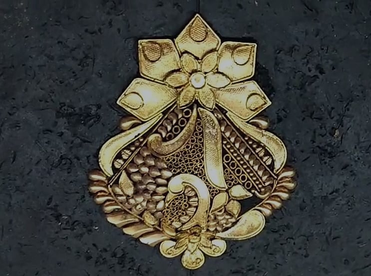 தங்கத்தை உருக்கி, நகை தொழிலாளர் கையால் உருவாக்கப்பட்ட தங்க ஆபரணம்