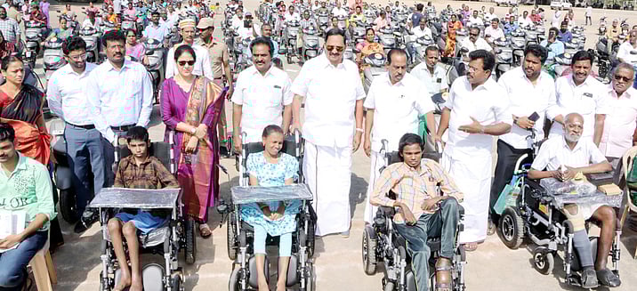 586 பயனாளிகளுக்கு ரூ.2.96 கோடி நலத்திட்ட உதவி: அமைச்சா் காந்தி வழங்கினாா்