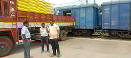 6 மாவட்டங்களின் தேவைக்காக ரயிலில் வந்த 1,500 டன் யூரியா