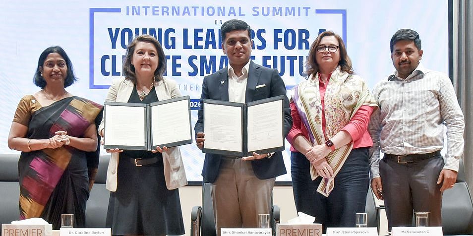 குமரகுரு கல்வி நிறுவனங்களுடன்
இங்கிலாந்து பல்கலை. புரிந்துணா்வு ஒப்பந்தம்