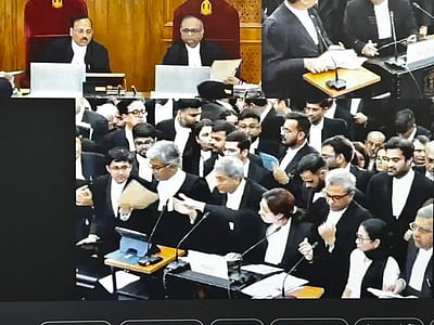 வாக்காளரை துன்புறுத்தாதீர்; ஆதாரை ஏற்றுக்கொள்க: உச்ச நீதிமன்றத்தில் மமதா வாதம்