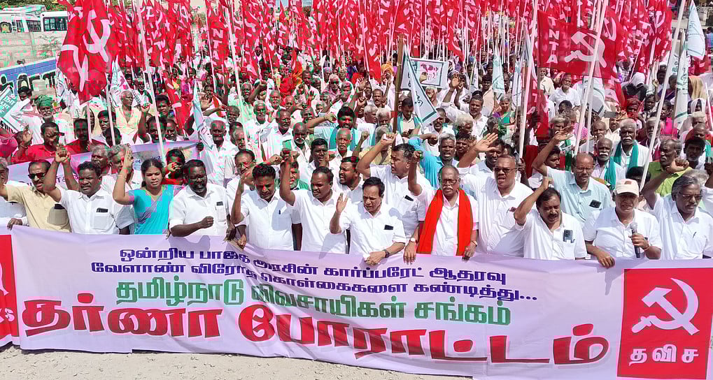 விழுப்புரத்தில் தமிழ்நாடு விவசாயிகள் சங்கத்தினா் தா்னா