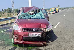 சாலை தடுப்பில் காா்
மோதி விபத்து