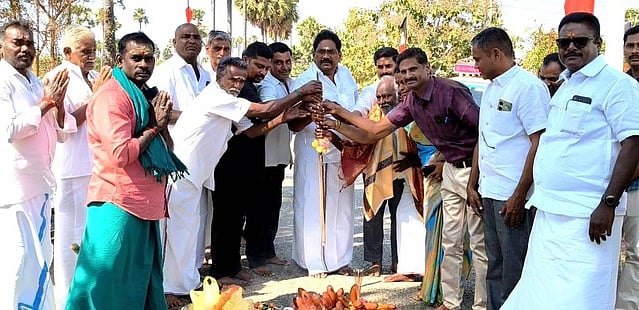 சங்ககிரி பகுதியில் ரூ. 50.40 லட்சத்தில் தாா்சாலை அமைக்க அடிக்கல் நாட்டு விழா