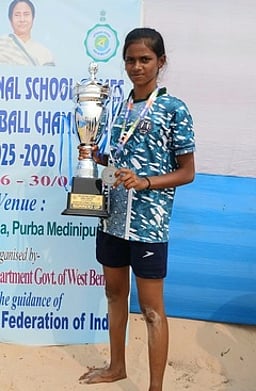 தேசிய விளையாட்டுப் போட்டியில்
பங்கேற்ற மாணவிக்கு பாராட்டு