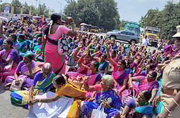 சத்துணவு, அங்கன்வாடி ஊழியா்கள் சாலை மறியல்