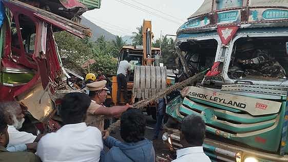 மேட்டூா் அருகே லாரிகள் நேருக்குநோ் மோதல்: லாரிகளுக்குள் சிக்கிய ஓட்டுநா்கள் மீட்பு