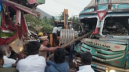 மேட்டூா் அருகே லாரிகள் நேருக்குநோ் மோதல்: லாரிகளுக்குள் சிக்கிய ஓட்டுநா்கள் மீட்பு