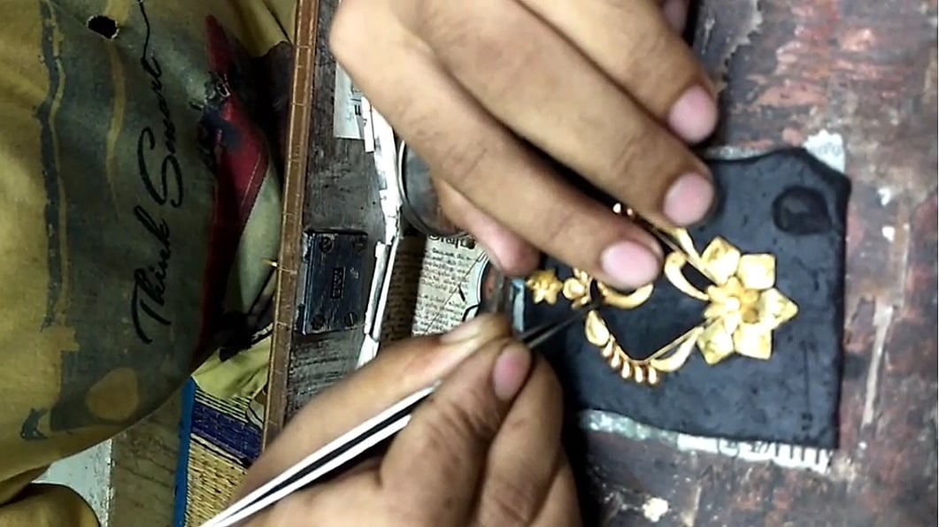 தங்கத்தை உருக்கி, ஆபரணங்களாக உருவாக்கும் நகை தொழிலாளர்.