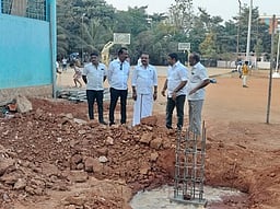 ஒசூா் விளையாட்டு மைதானத்தில்
பாா்வையாளா் மாடம் கட்டும் பணி: மேயா் எஸ்.ஏ.சத்யா ஆய்வு