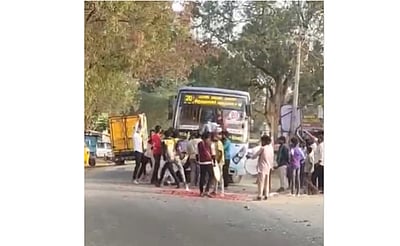 கிருஷ்ணகிரி அருகே நகரப் பேருந்தை தடுத்து நிறுத்தி பிறந்த நாள் கொண்டாடியவர்கள் மீது வழக்கு 