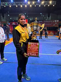 தமிழக பெண்கள் கபடி அணிக்காக விளையாடிய
திருப்பூா் கல்லூரி மாணவிக்குப் பாராட்டு