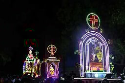 ஓரியூா் புனித அருளானந்தா் தோ்ப் பவனித் திருவிழா