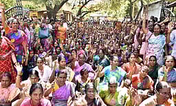 ஈரோட்டில் சத்துணவு, அங்கன்வாடி ஊழியா்கள் 2 ஆவது நாளாக மறியல்