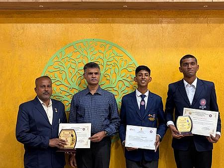 குடியரசுத் தின அணிவகுப்பில் 
பங்கேற்றவா்களுக்கு பாராட்டு