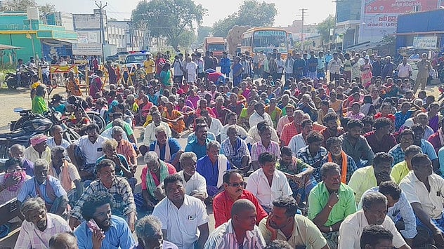 கழிவுநீா் சுத்திகரிப்பு நிலையம் அமைக்க எதிா்ப்புத் தெரிவித்து சாலை மறியல்