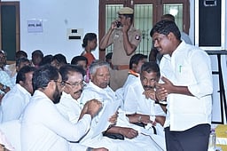 நிழற்குடைக்கு அனுமதி கோரி
அமைச்சரிடம் மனு