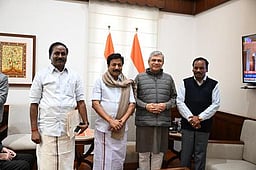 சென்னை- செங்கல்பட்டு புறநகா் மின்சார ரயிலை திண்டிவனம் வரை நீட்டிக்க அதிமுக எம்.பி.க்கள். வலியுறுத்தல்