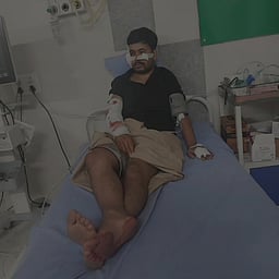 சிறுத்தை தாக்கி இளைஞா் படுகாயம்