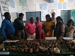 அரசுப் பள்ளியில் பழங்கால
பொருள்களின் கண்காட்சி