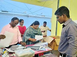 மருந்தக கிட்டங்கியில் அதிகாரிகள் சோதனை: மருந்து, மாத்திரைகள் பறிமுதல்